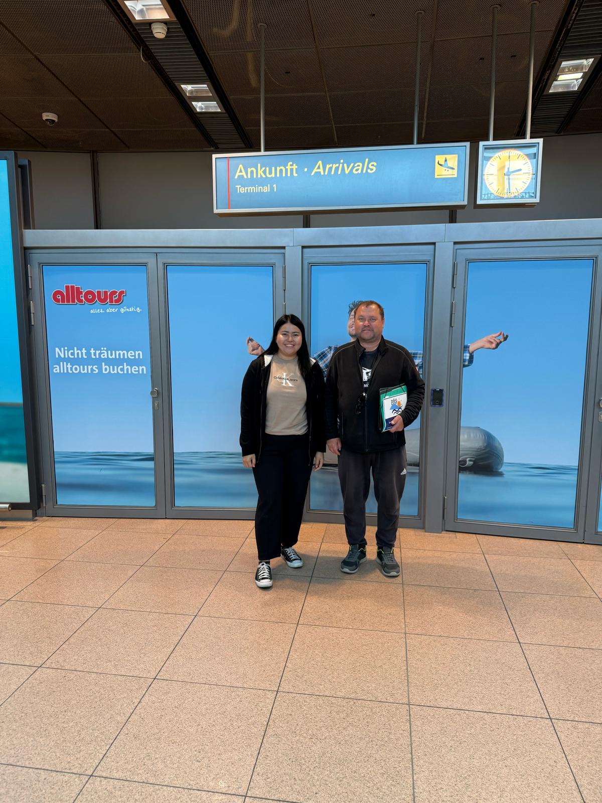 Mitarbeiter Andreas Kugel emfängt Jocelyn Manansala - eine neue philippinische Fachkraft - am Flughafen Hamburg.